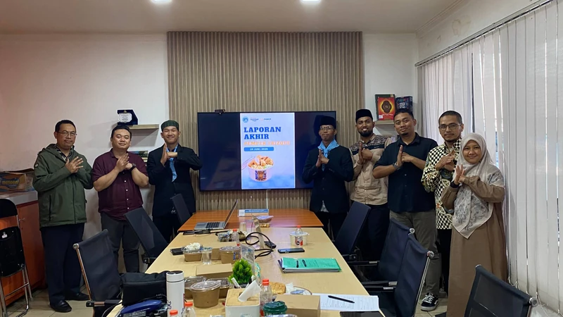 Pemuda Bumi Langit students and mentors during an entrepreneurship presentation.