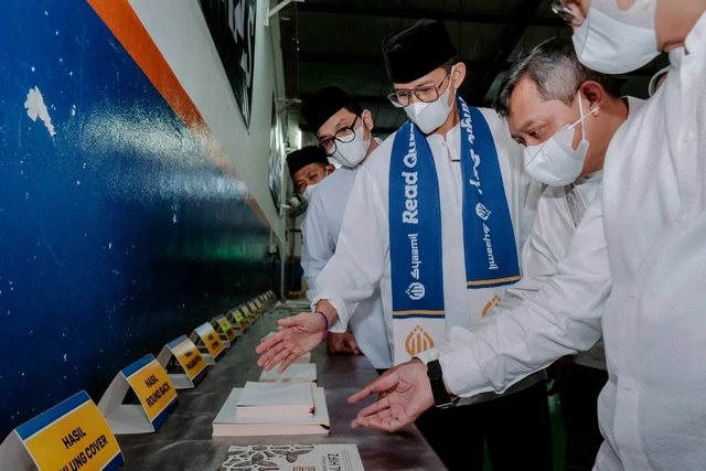 Sandiaga Uno visiting Syaamil’s Qur’an printing process during the Qur’an Tour inauguration in Bandung, 4 April 2024.